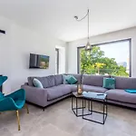 Verena Villa *